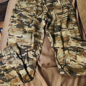 NWT! GAP Camouflage High Waist Jogger Pants.
